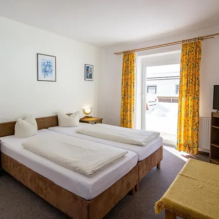 Nina & Alpenrose בית הארחה